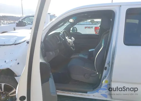 2013 Toyota Tacoma Base V6 z USA, uszkodzony, nr VIN 3TMLU4EN8DM113694